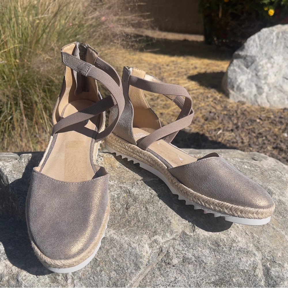 Eileen Fisher Elegant Women's Metallic leather Espadrille Flats 6 new